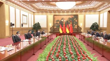 Der chinesische Präsident Xi Jinping trifft sich mit dem deutschen Bundeskanzler Olaf Scholz in der Großen Halle des Volkes in Peking, Hauptstadt Chinas, 4. November 2022.  Bild: Xinhua