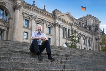 Dennis Rohde vor dem Reichstagsgebäude in Berlin (2016)
