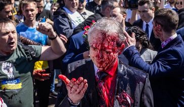 Der russische Botschafter in Polen Sergei Andrejew, nachdem er mit roter Farbe übergossen wurde, 9. Mai 2022