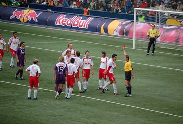 Rote Karte beim Fußball