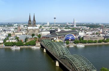 Blick über das Zentrum Kölns. Von links nach rechts: Kölner Altstadt, Kölner Philharmonie, Museum Ludwig, Kölner Dom, Hohenzollernbrücke, Köln Hauptbahnhof, Musical Dome. Im Hintergrund der Fernsehturm Colonius und der Kölnturm im Mediapark, Juli 2006