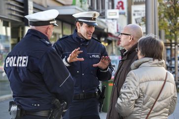 Falsche Polizeibeamte oder echte? Eine Uniform ist kein Nachweis das ihr Gegenüber ein offizieller Polizist ist.