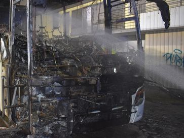 Bild Polizei Mönchengladbach: Ausgebrannter Reisebus