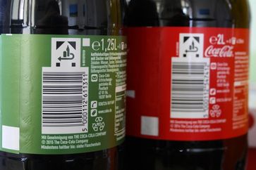 Bilder von bepfandeten Coca-Cola Einwegflaschen mit korrekter Kennzeichnung aus dem Jahr 2003 und ordnungswidriger Kennzeichnung aus dem Jahr 2015. Bild: Marggraf / DUH