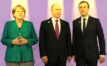 Angela Merkel (li.), Wladimir Putin (mi.), Emanuel Macron (re.) (2017)
