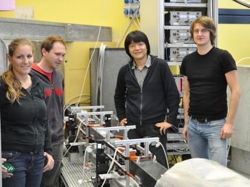 Das Forscherteam am Atominstitut der TU Wien: Jacqueline Erhart, Stephan Sponar, Prof. Yuji Hasegawa, Georg Sulyok (v.l.n.r.)
Quelle: TU Wien (idw)