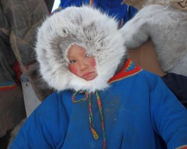 Der vierjährige Marad lebt das ganze Jahr über mit seinen Eltern im Chum, dem traditionellen Wohnzelt der Nenzen, auf der Halbinsel Jamal in der sibirischen Arktis. Bild: "obs/ZDF"