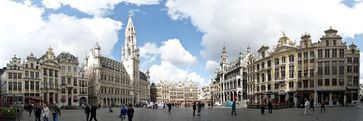 Die Grand-Place (Blick von Südost): links das Rathaus, rechts das Maison du Roi