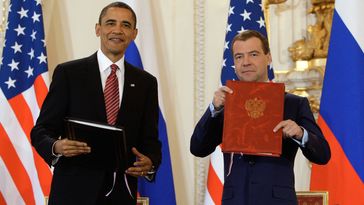Auf dem Archivbild: Der US-Präsident Barack Obama und der russische Präsident Dmitri Medwedew unterzeichnen den New-START-Vertrag, Prag, 8. April 2010. Bild: Sputnik / Dmitri Astachow
