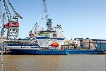 Das Shell Spezialschiff Nordica im Hafen von Helsinki. Bild: Matti Snellman / Greenpeace