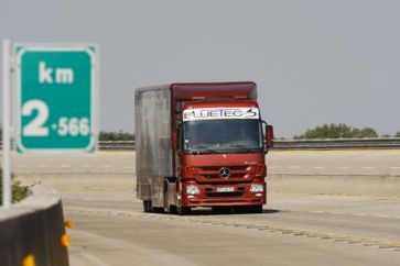 Der neue Mercedes-Benz Actros auf seiner Fahrt ins Guinness-Buch der Rekorde. Bild: "obs/Daimler AG" 