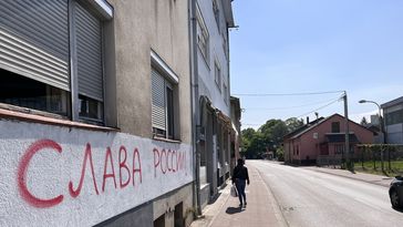 "Zum Ruhm Russlands" steht in russischer Sprache an einem Gebäude in der Stadt Banja Luka in der Republika Srpska in Bosnien-Herzegowina geschrieben.