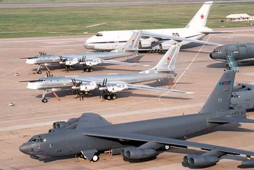 Zwei Tu-95 (Bildmitte) und eine B-52H (vorn); hinten die wesentlich größere An-124