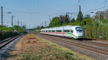 ICE des Typs Velaro in der Nähe von Angermund, Nordrhein-Westfalen