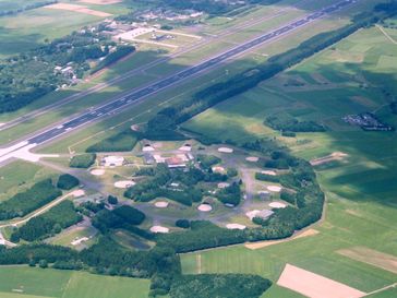 Der Fliegerhorst Büchel ist ein Fliegerhorst der deutschen Luftwaffe und dient den US-Amerikanern deren dort gelagerten Atomwaffen mit Hilfe der Deutschen auf andere Länder abzuwerfen.