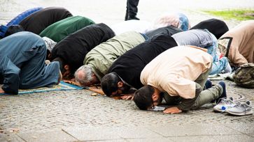 Wer meint, in der Arbeitszeit unbedingt beten zu müssen, sollte seinen religiösen Eifer in seiner Heimat ausleben!