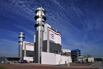 GuD-Kombikraftwerk Hamm-Uentrop (im Vordergrund die Abhitzekessel, im Hintergrund die Maschinenhäuser mit Gas- und Dampfturbine), (Symbolbild)