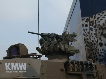 Kraus-Maffei Wegmann FLW 200 mit montiertem Browning M2-Maschinengewehr auf dem Turmdach des Leopard 2A7+ (Symbolbild)