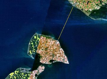 Satellitenaufnahme Vogelfluglinie Fehmarn - Dänemark (Puttgarden - Rødby) mit Schiffsroute. Bild: NASA / de.wikipedia.org