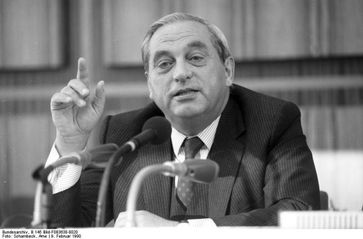 Karl Otto Pöhl auf einer Pressekonferenz in Bonn, 1990 Bild: „Bundesarchiv B 145 Bild-F083630-0020, Bonn,  Arne Schambeck - Wikimedia Deutschland