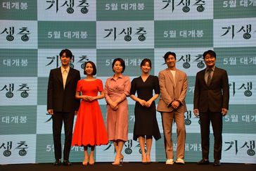 Die Besetzung von Parasite. Von links nach rechts: Choi Woo-shik, Jo Yeo-jeong, Jang Hye-jin, Park So-dam, Lee Sun-kyun und Song Kang-ho (2019)