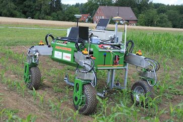Da steckt viel Zukunftsmusik: BoniRob, der autonome Feldroboter, soll die Arbeit der Pflanzenzüchter erleichtern.
Quelle:  (idw)