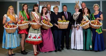 v.l.n.r.: Sabrina Heiß (Apfelkönigin Baden-Württemberg), Laura Kirschner (Blütenprinzessin Sachsen & Sachsen-Anhalt), Lisa Grodek (Apfelkönigin Brandenburg), Sarah Wiegershaus (Meckenheimer Blütenkönigin), Christian Schmidt (Bundesminister für Ernährung und Landwirtschaft), Dr. Angela Merkel (Bundeskanzlerin), Sigmar Gabriel (Bundesminister für Wirtschaft und Energie), Hilke Lösing (Altländer Blütenkönigin), Manfred Nüssel (DRV-Präsident), Luisa Heinrich (Apfelblütenkönigin Mecklenburg-Vorpommern), Janett Schnabel (Apfelkönigin Sachsen) Bikd "obs/Bundesvereinigung der Erzeugerorganisationen Obst und Gemüse e.V. BVEO/Andre Wagenzik"