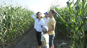 Familie Kovacs sieht erstmals wieviel Ackerfläche pro Person nur für den Maisanbau reserviert ist / Bild: ZDF Fotograf: ZDF/Langbein&Partner