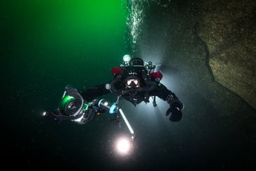 Unterwasserarchäologe Dr. Florian Huber taucht mit seinem Team Bild: ZDF Fotograf: Florian Huber