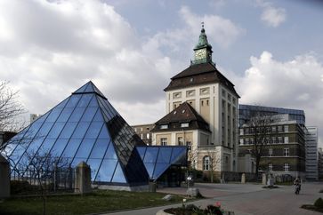 Die Zentrale der Merck KGaA in Darmstadt.V.l.n.r. Pyramide (Besucherempfang), „Grüner Turm“ von Friedrich Pützer (1905) und „Adlerhorst“ (Bürobereich des Vorstandsvorsitzenden)