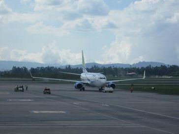 Eine Boeing 737-700 der Fluggesellschaft Aires. Bild: Juan David Diazgranados Lacouture (Diazgranados SSC) / de.wikipedia.org