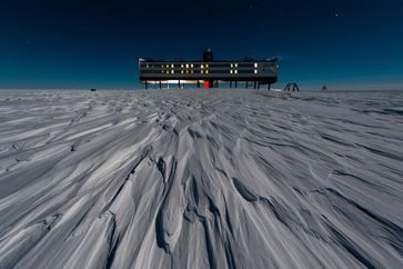 Basis der deutschen Antarktis-Forschung: Die Neumayer-Station III in der Nähe der Atka-Bucht
Quelle: Foto: Stefan Christmann, Alfred-Wegener-Institut (idw)