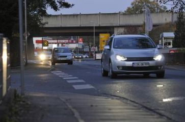 Besser zu früh, als zu spät das Licht einschalten: Wer im Straßenverkehr unterwegs ist, muss darauf achten, dass er immer gut zu sehen ist. Bild: HUK-COBURG