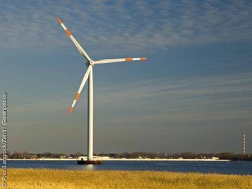 Im Rostocker Hafen hat der deutsche Windkraftanlagenbauer Nordex die Windkraftanlage N90 2500 mit 2,5 Megawatt MW Leistung, Rotorblattlaenge 45 m, Nabenhoehe 80 m errichtet. Mit der N90 an diesem Standort werden Bedingungen getestet, wie sie auch auf dem Meer offshore  herrschen. Mindestens 10 Anlagen diesen Typs sollen ab 2007 in Deutschlands erstem Offshorewindpark Baltic I circa 20 km vor der Ostsee Halbinsel Darss zusammen mit anderen Windraedern 54 Megawatt Strom erzeugen.  Bild: Paul Langrock/Zenit / Greenpeace