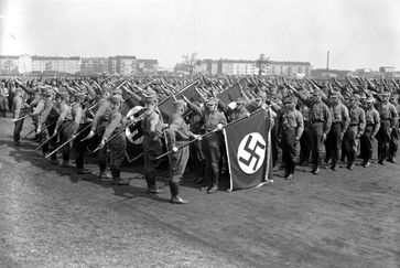SA-Fahnenweihe auf dem Tempelhofer Feld in Berlin, 1933 (Symbolbild)