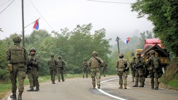 Polnische KFOR-Soldaten in der Nähe der kosovo-serbischen Grenze in Jarinje (2. Oktober 2021)