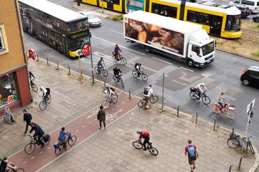 Radfahrer, Busse, Autos, Fußgänger: Das Gerangel um Verkehrsflächen ist immens /  Bild: "obs/ADAC/ADAC/CHRISTOPH MICHAELIS"