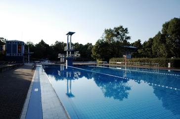 Schwimmerbecken mit Sprungturm im Sommerbad Neukölln