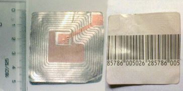 RFID-Aufkleber mit EAN-Code. Bild: Kriplozoik / de.wikipedia.org