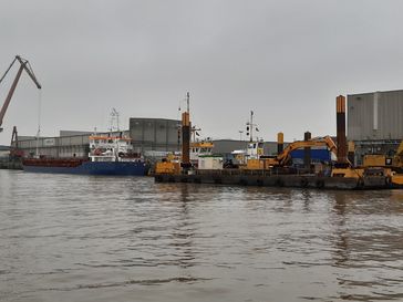 Aufnahme des beschädigten Seeschiffes und der Arbeitsfahrzeuge Bild: WSPI OL