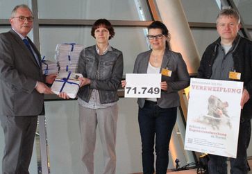 v.li: MDB Udo Schiefner, Dr. Corina Gericke (ÄgT), Cristeta Brause (TASSO), Torsten Schmidt (bmt). Bild: Ärzte gegen Tierversuche e.V.
