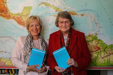 Ingrid Neumann-Holzschuh (li.) und Annegret Bollée haben 2018 ihr Etymologisches Wörterbuch vollendet.
Quelle: Katharina Thoma/Universität Bamberg (idw)