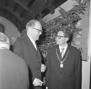 Hans-Jochen Vogel (rechts) als OB von München mit dem schwedischen Ministerpräsidenten Tage Erlander (1964), Archivbild