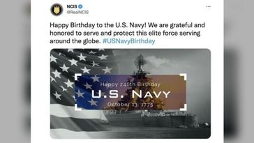 Eine vom US-amerikanischen Navykriminaldienst (NCIS) veröffentlichte Grafik vom 13. Oktober 2021, in der ein Foto eines russischen Kriegsschiffs verwendet wird, um der US-Navy zum Jahrestag zu gratulieren.
