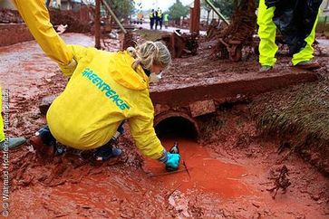 Chemiekatastrophe in Ungarn: Eine Giftschlammlawine hat sieben Ortschaften nahe Ajkai überrollt. Bild: Waltraud Holzfeind / Greenpeace