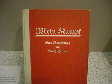 Deutsche Erstausgabe des ersten Bandes von Mein Kampf, Juli 1925. Ausstellungsstück des Deutschen Historischen Museums in Berlin. Bild: wikipedia.org