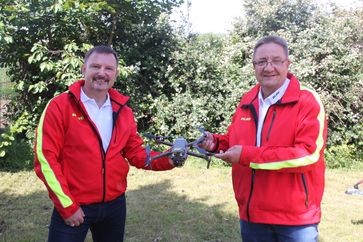 Achim Wiese (r.), Leiter Fundraising der DLRG, überreicht eine der neuen Drohnen an Horst Müller (l.), Vorsitzender DLRG Ortsgruppe Rastatt.  Bild: "obs/DLRG - Deutsche Lebens-Rettungs-Gesellschaft"