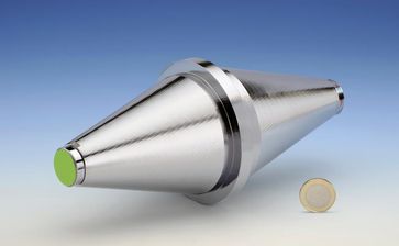 Foto: Der neue Silizium-Resonator im Größenvergleich mit einer Münze
Quelle: (Abb.: PTB) (idw)