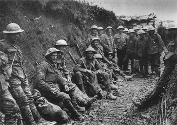 Der Grabenkrieg war v. a. für die Westfront charakteristisch: britische Soldaten der Royal Irish Rifles in einem Schützengraben an der Somme, Herbst 1916