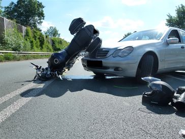 Bei dem Wendemanöver kollidierten die Fahrzeuge. Bild: Polizei Minden-Lübbecke